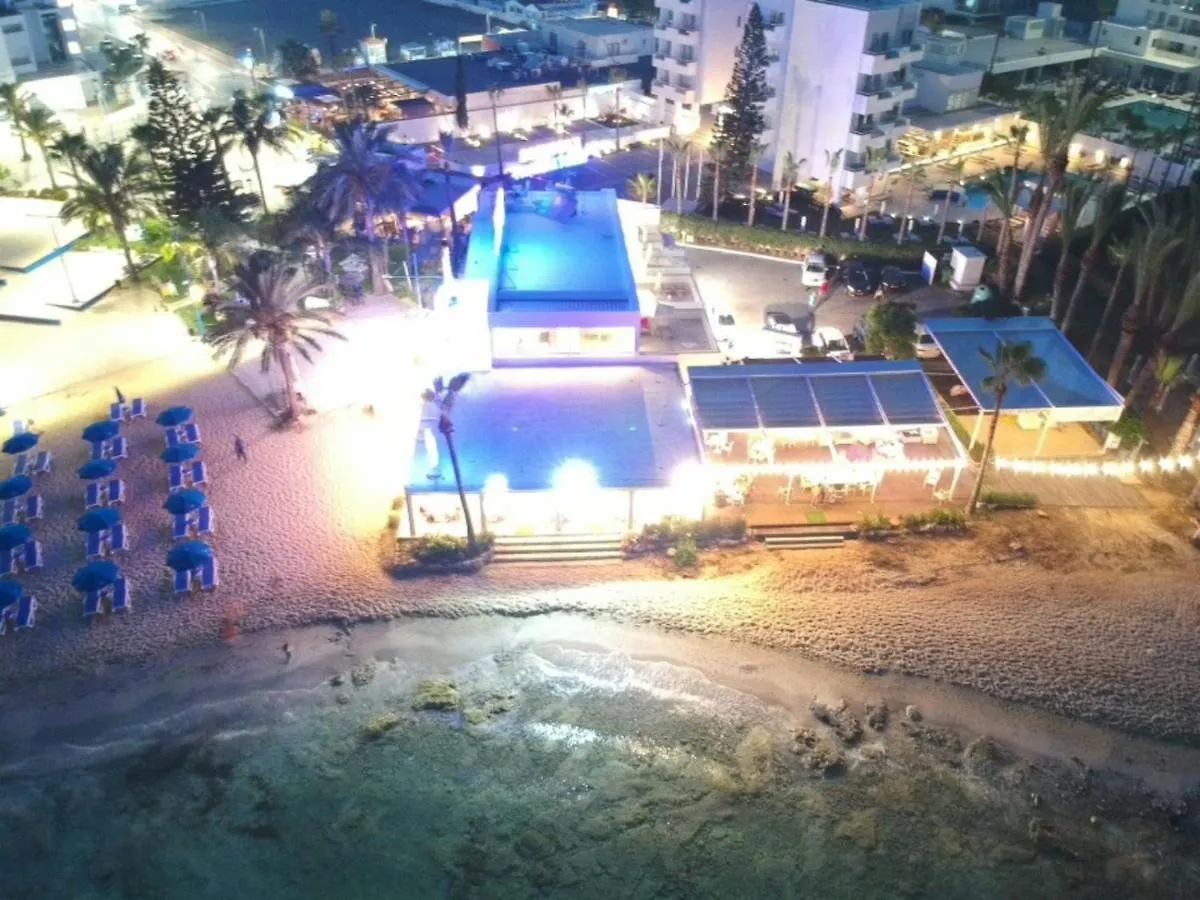 Karousos Beach Rooms Ajía Nápa