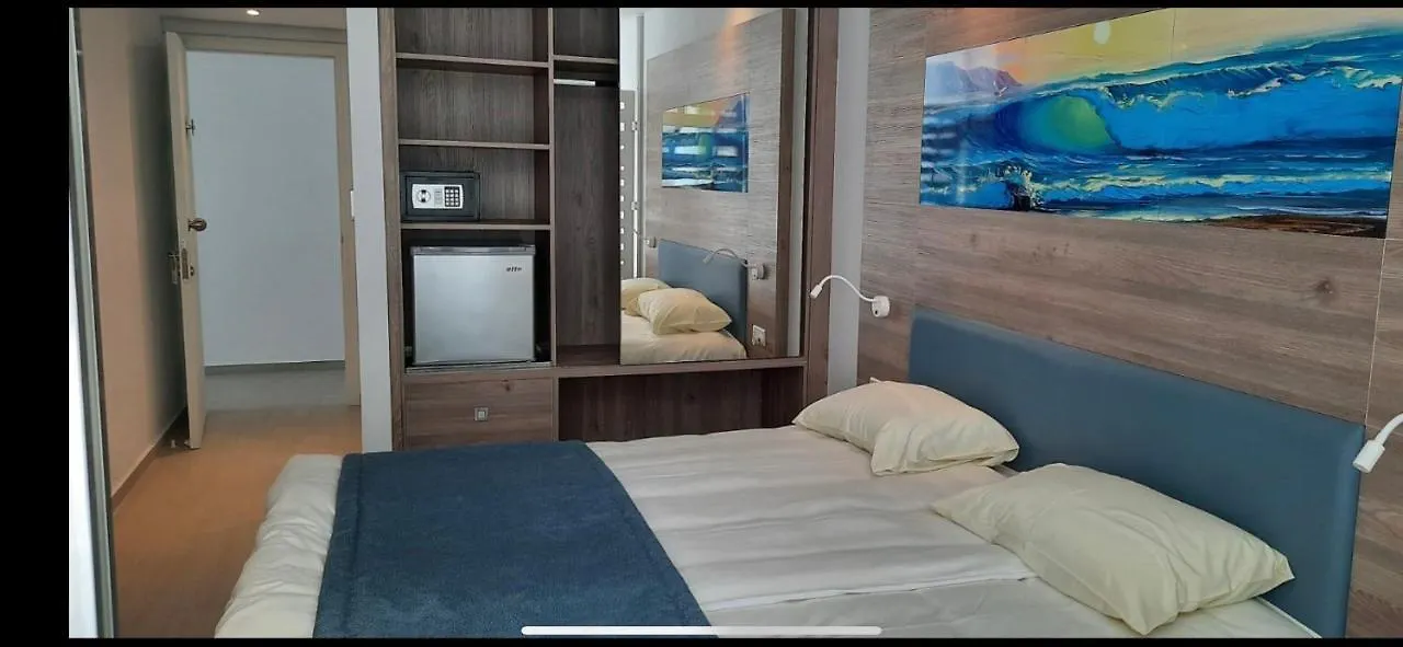 Karousos Beach Rooms Ajía Nápa