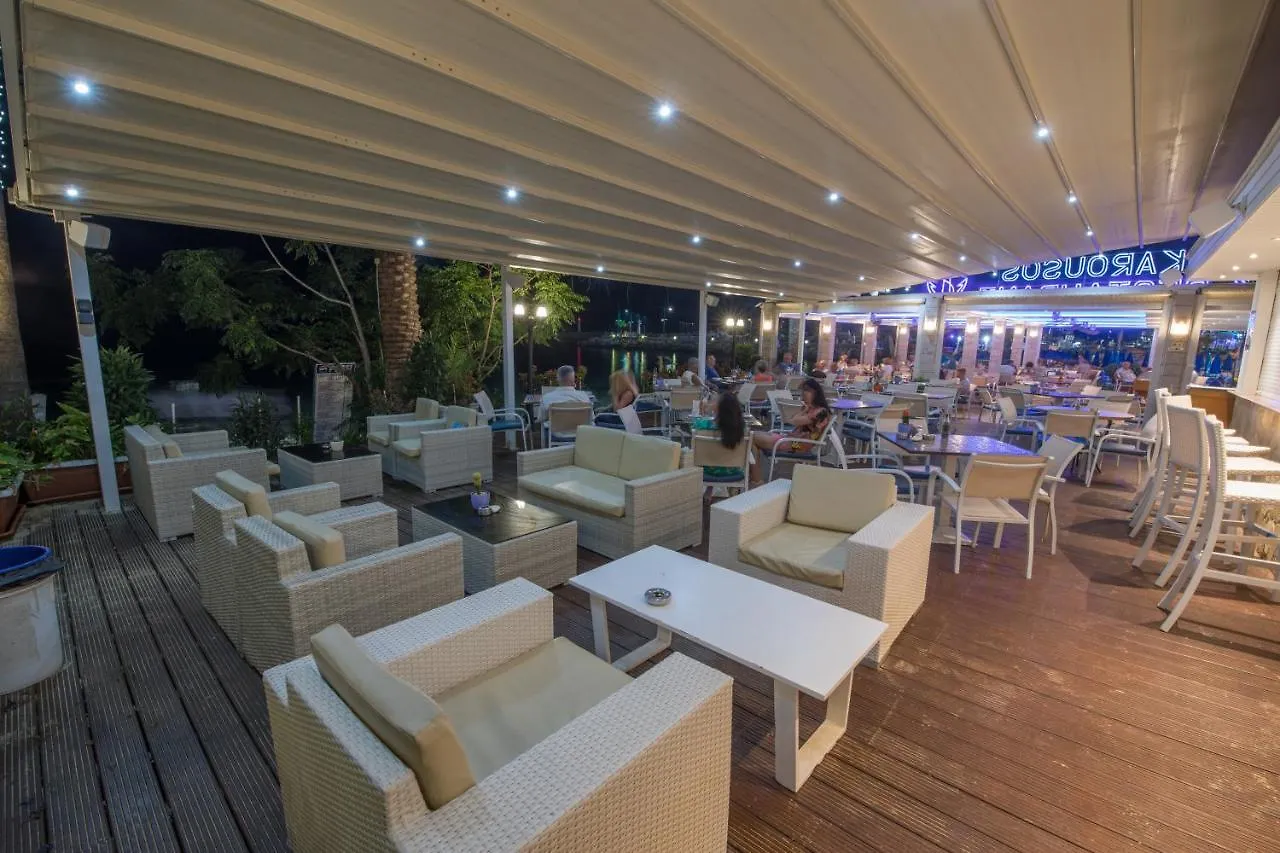 Karousos Beach Rooms Ajía Nápa